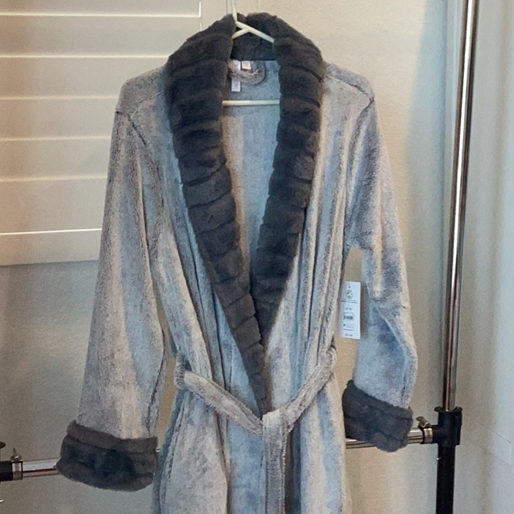 Joyspun Faux Fur Grey Long Robe Size Medium (12-14) super soft, NWT